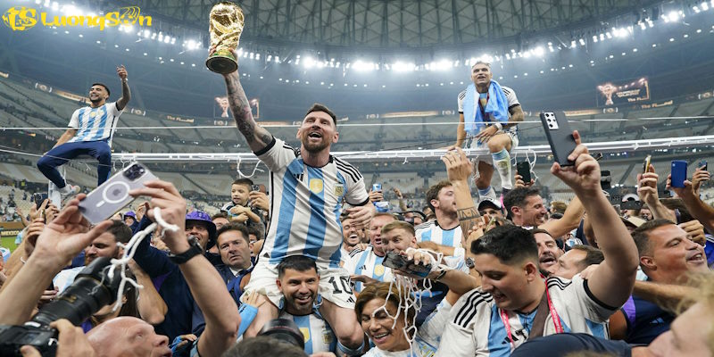 Messi cùng người hâm mộ ăn mừng ngôi vị cao nhất năm 2022