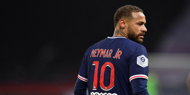 Neymar thi đấu cống hiến tại Paris Saint-Germain